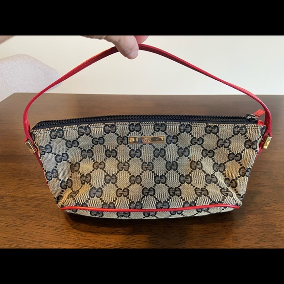Gucci Handbags - Gucci • Pouch • Purse